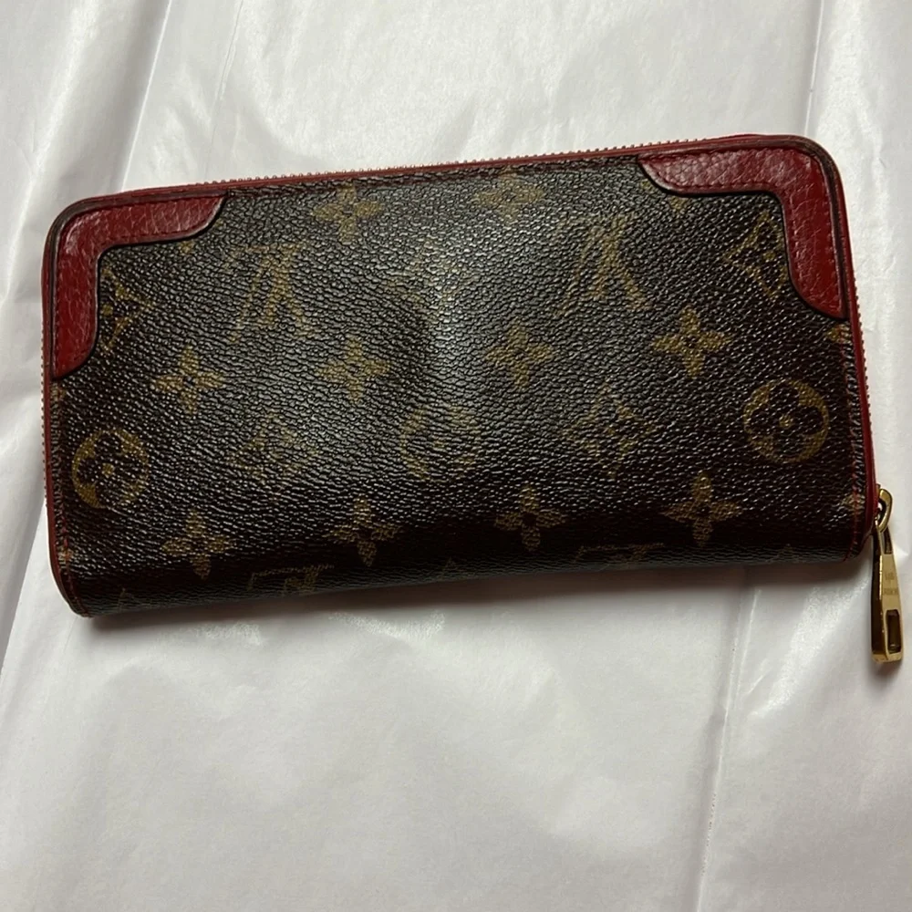 Louis Vuitton Monogram Retiro Cerese Zippy wallet. Comes with COA